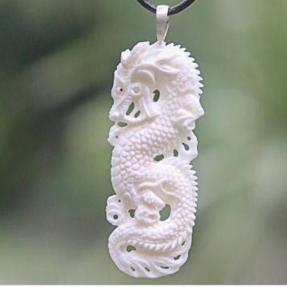Jewelry - Vintage carved dragon pendant necklace